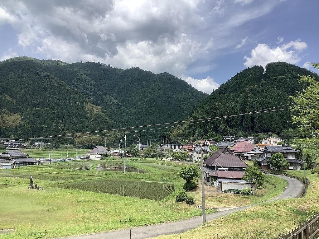 田園風景と山々が広がる静かな集落