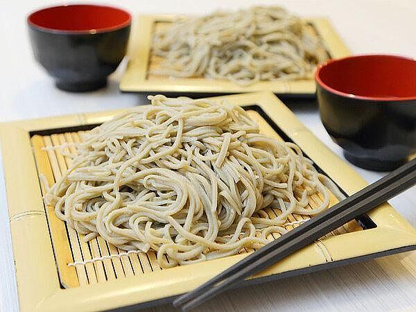 手打ちそばとお椀が並ぶ和食の一皿