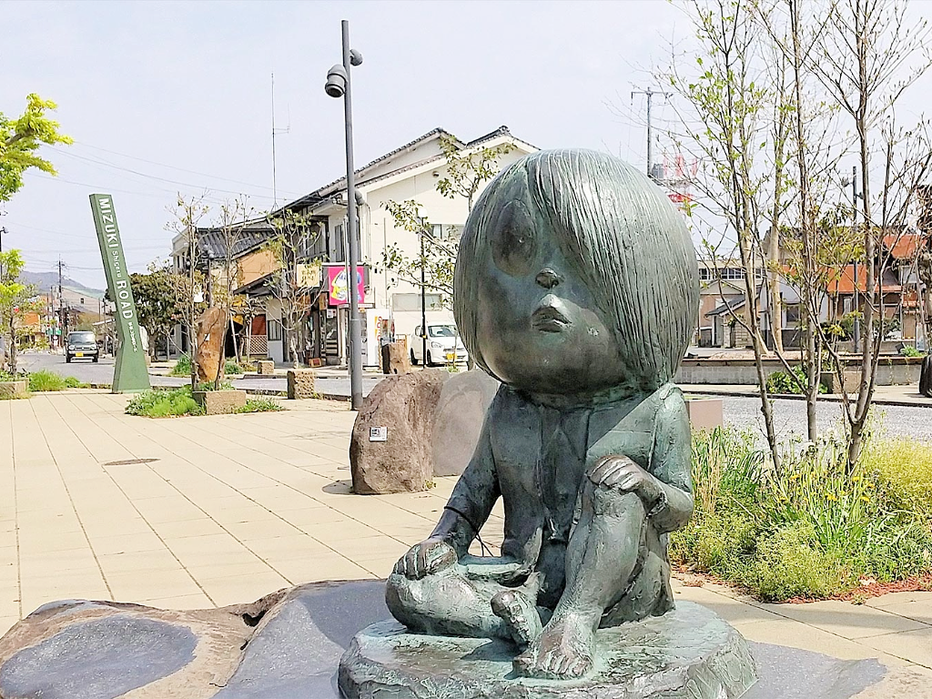 水木しげるロードの鬼太郎像と街並み